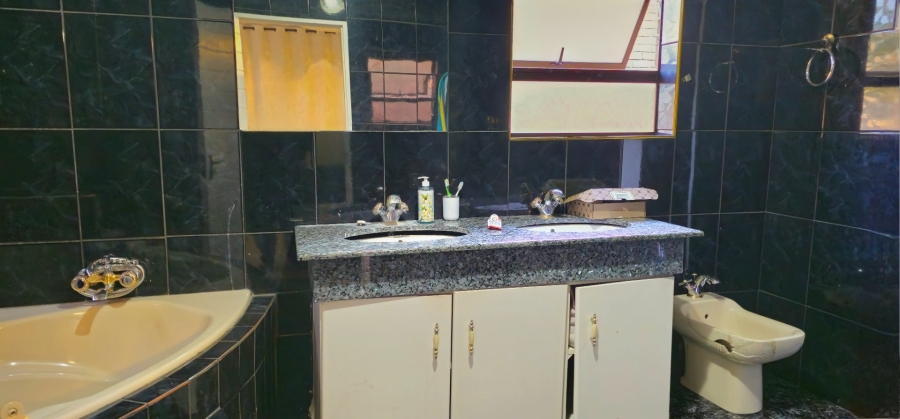 4 Bedroom Property for Sale in Heuwelsig Free State